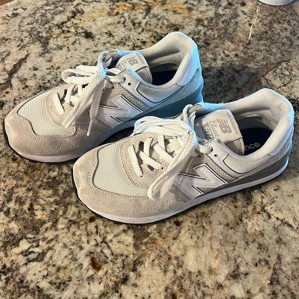 white new balance shoes